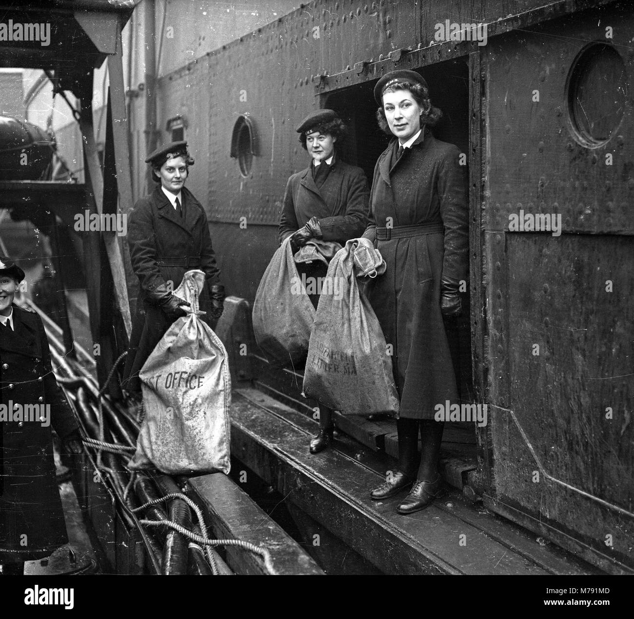 WW2 Royal Navy post office lettera il recapito dei messaggi di posta a bordo di una nave in Southampton 1942 Foto Stock