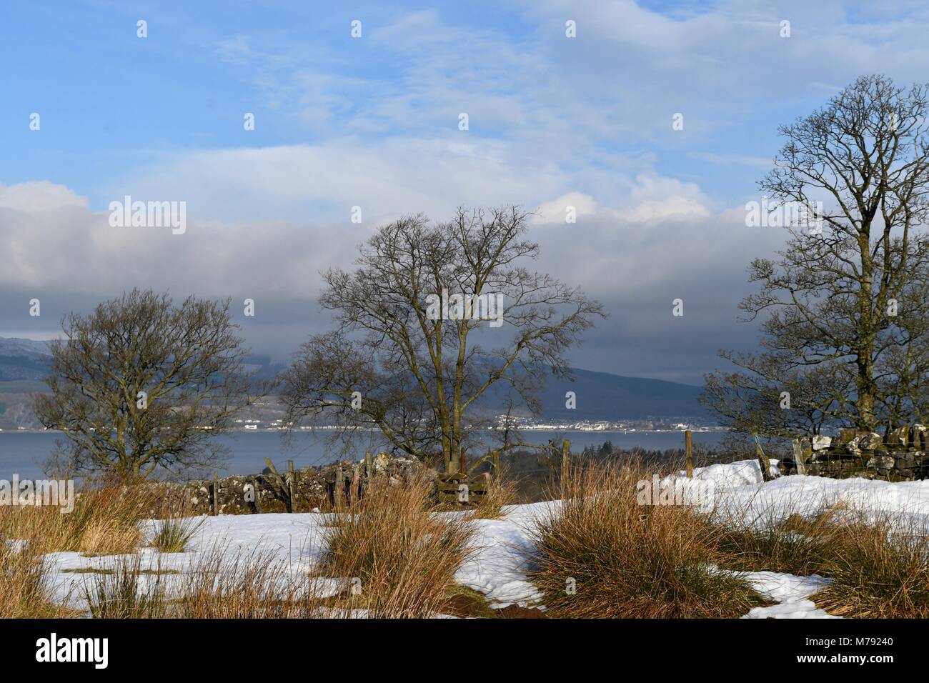 Vista sul fiume Clyde verso Dunoon dalla collina dietro Inverkip Foto Stock