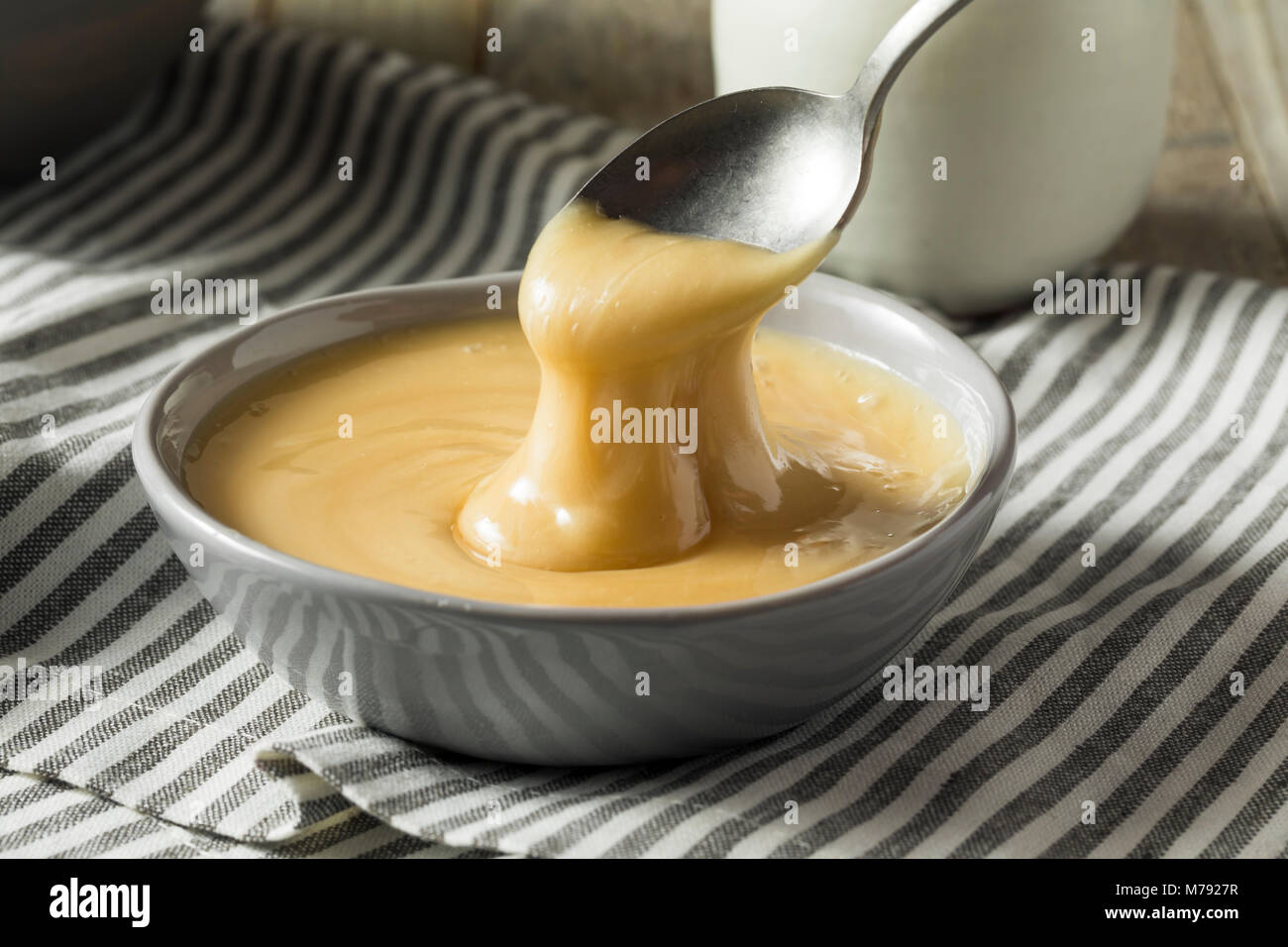 Dolci fatti in casa il miele Panna montata in una ciotola Foto Stock