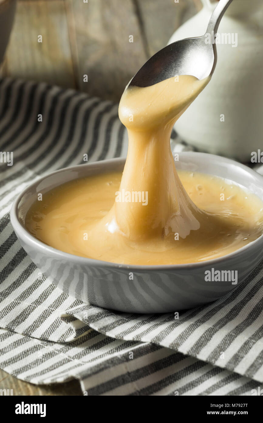 Dolci fatti in casa il miele Panna montata in una ciotola Foto Stock