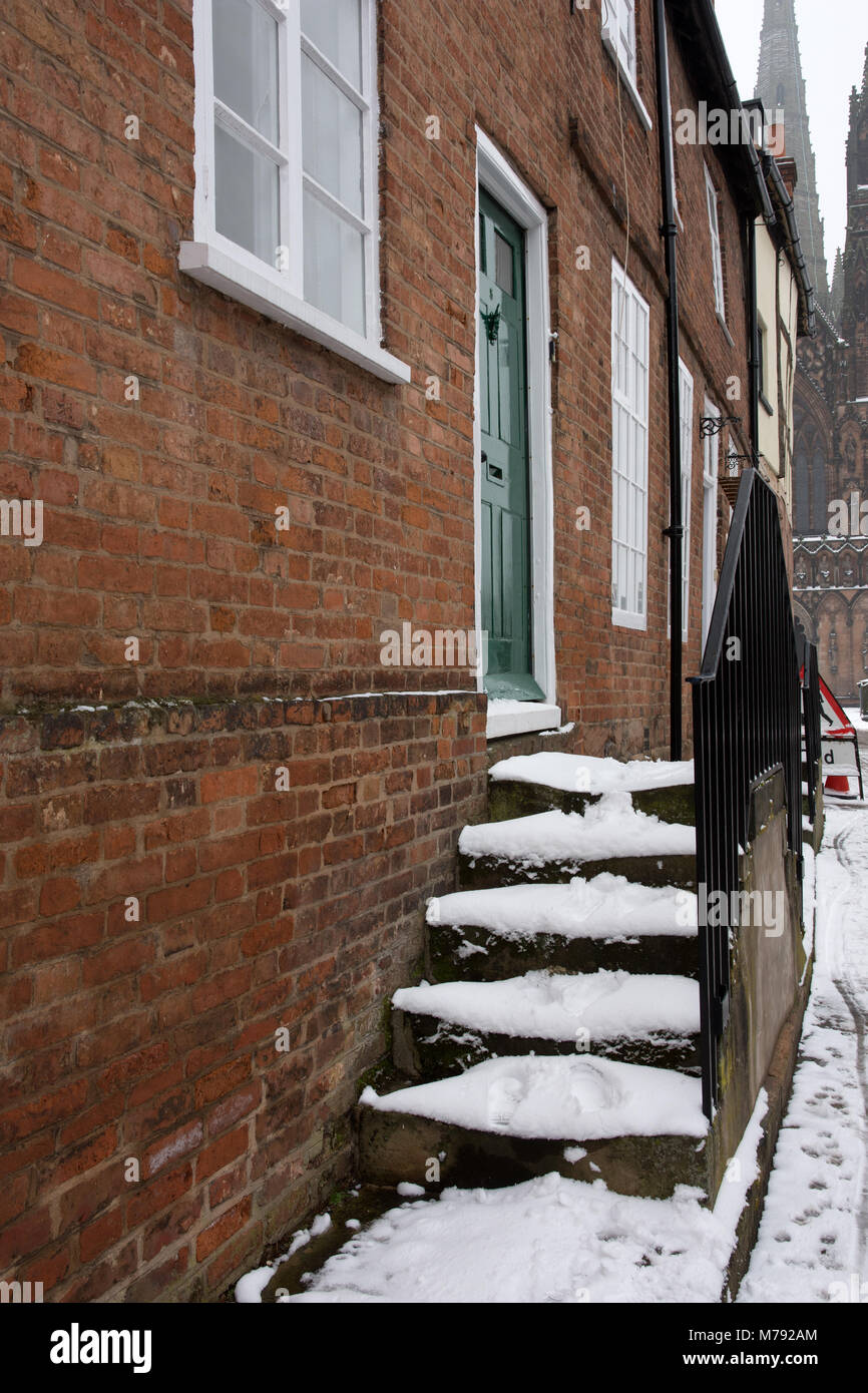 Coperta di neve passi con metallo corrimano di una casa nel vicino Lichfield Staffordshire Inghilterra Foto Stock