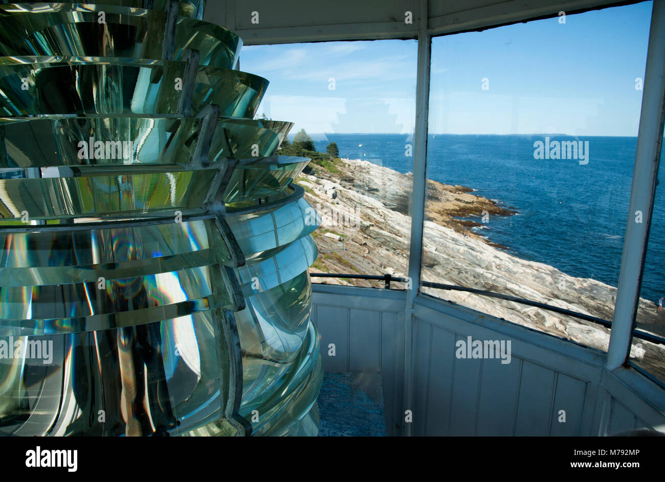 Vista delle uniche formazioni rocciose sulla costa dalla parte superiore del Pemequid Point lighthouse tower con autentica lente di Fresnel. Questa sarebbe la stessa vista f Foto Stock