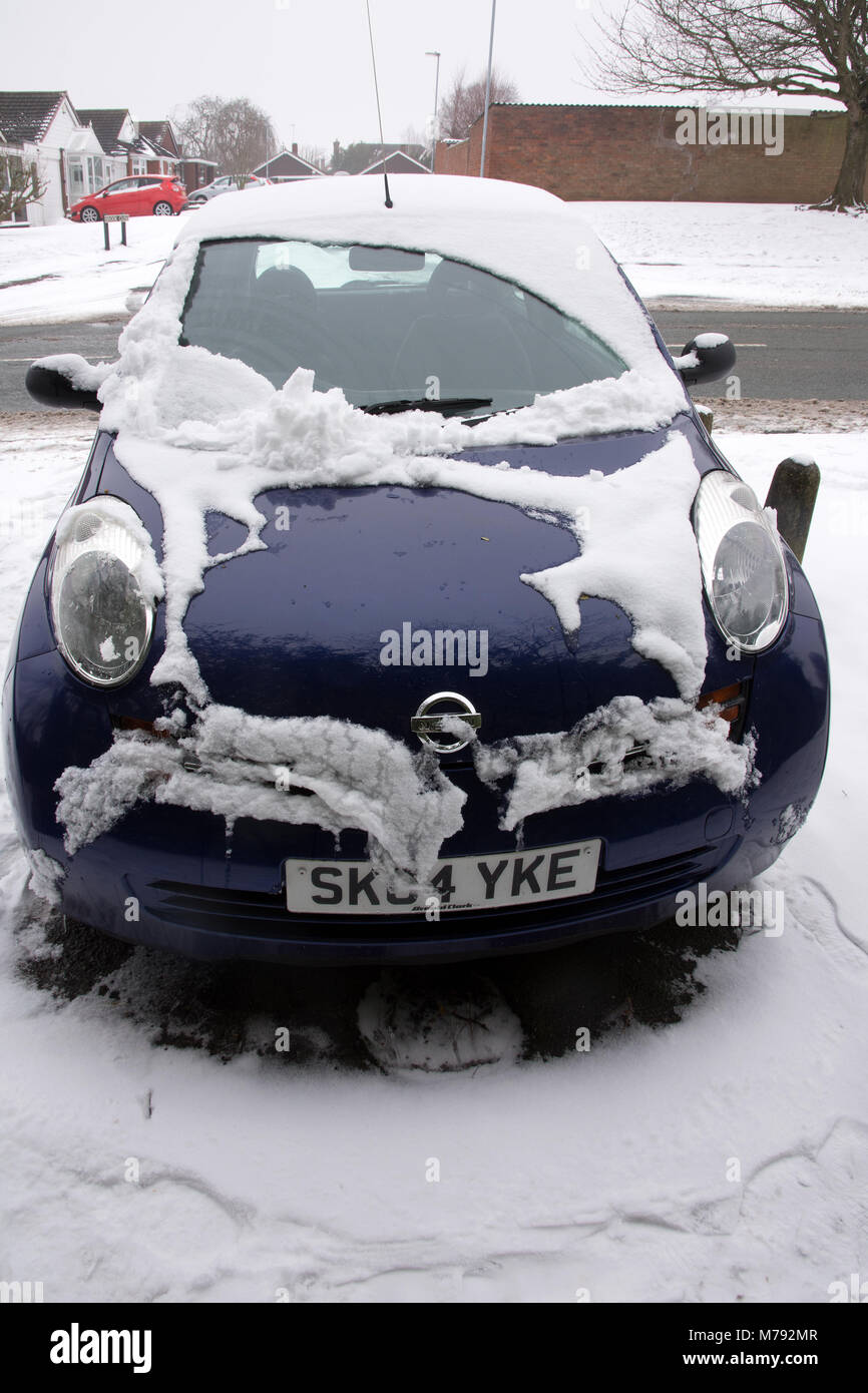 Nissan Micra Auto con neve sul cofano parcheggiato su Anson Avenue Lichfield Staffordshire Inghilterra unseasonal in caso di neve il 3 marzo 2018 Foto Stock