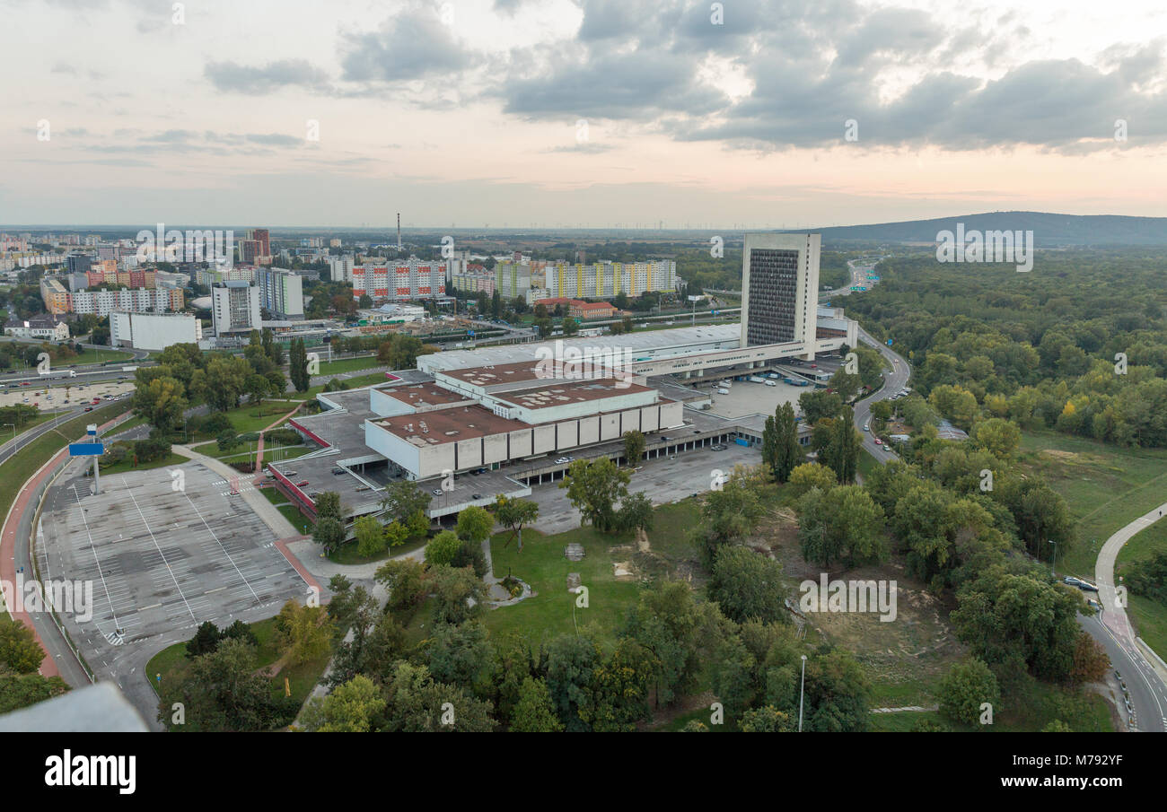 Bratislava cityscape vista sulla parte meridionale della città con il quartiere residenziale, Slovacchia. Foto Stock