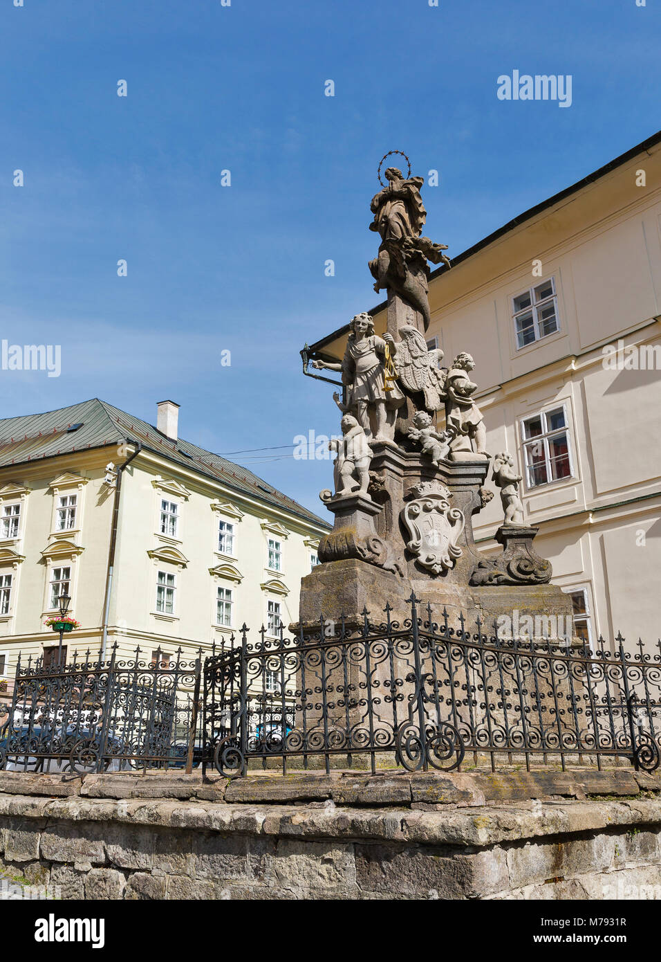 Immacolata Maria pilastro e il Municipio e la piazza principale della città vecchia di Banska Stiavnica, Slovacchia. UNESCO - Sito Patrimonio dell'umanità. Foto Stock