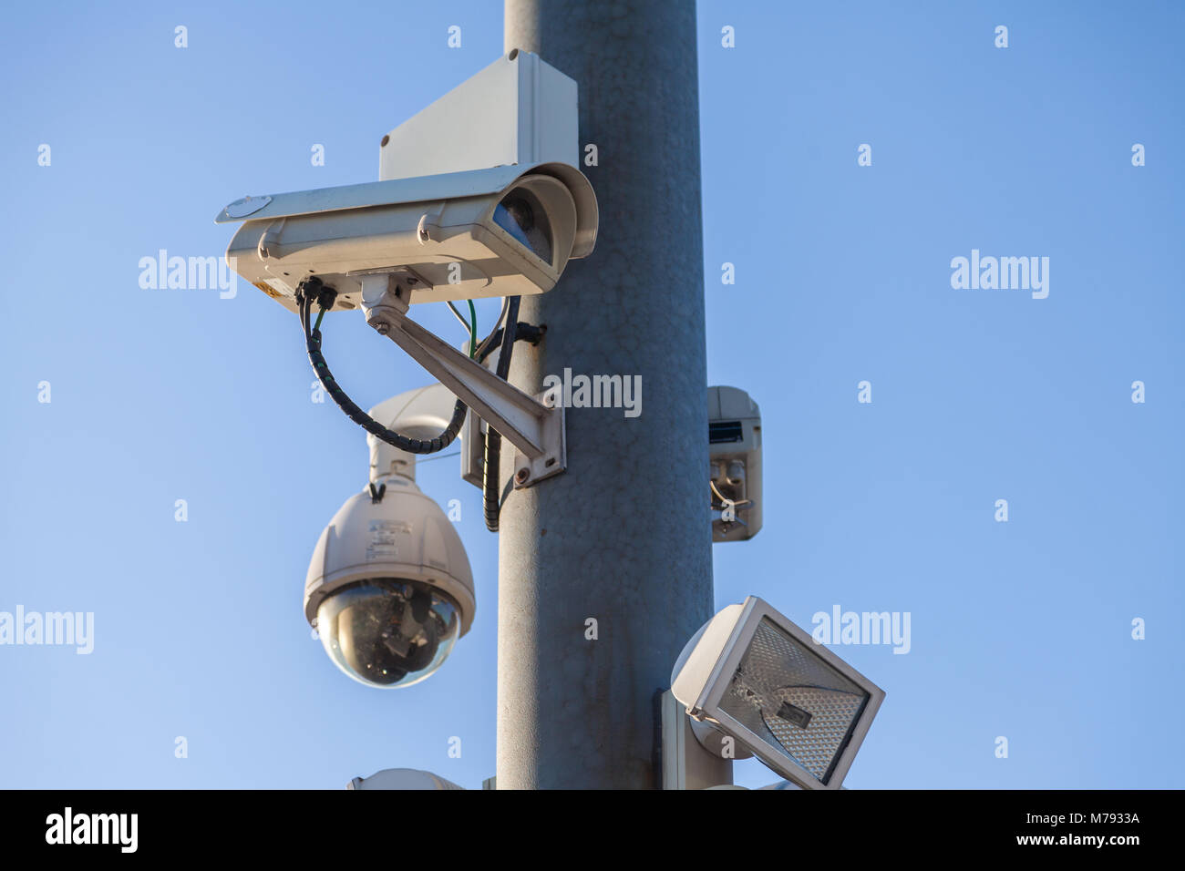 Telecamere di sorveglianza si blocca su un polo della lampada Foto Stock