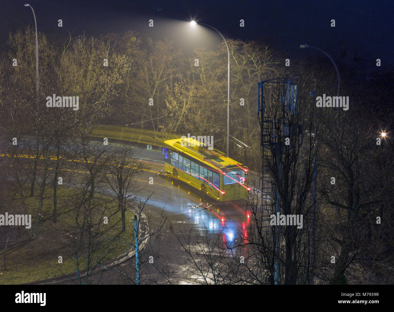 Trolley bus sulla strada di notte in caso di maltempo Foto Stock