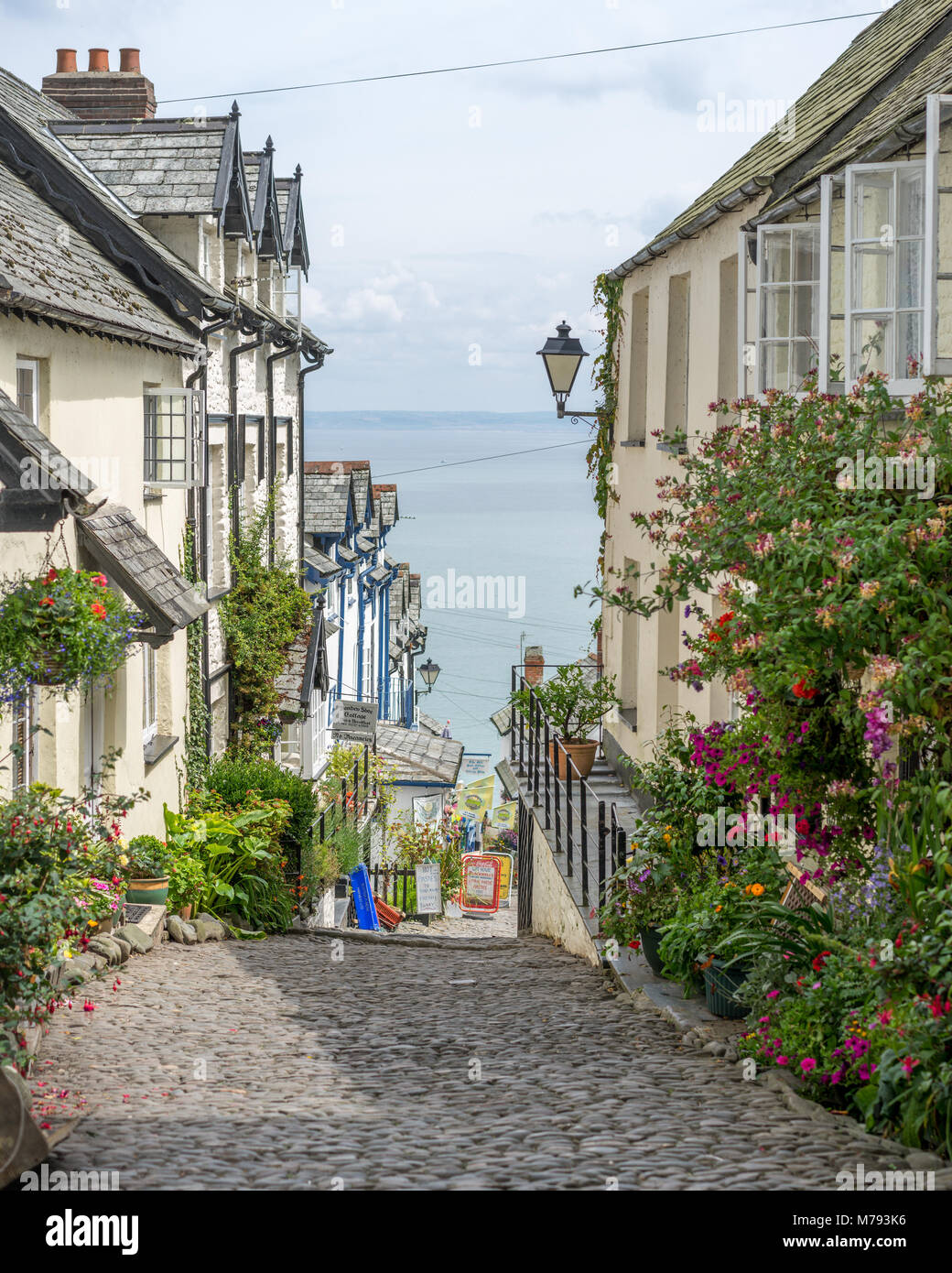 Il villaggio di incontaminata di Clovelly nel Devon, costruito su una collina che scende fino al mare, popolare con i turisti Foto Stock