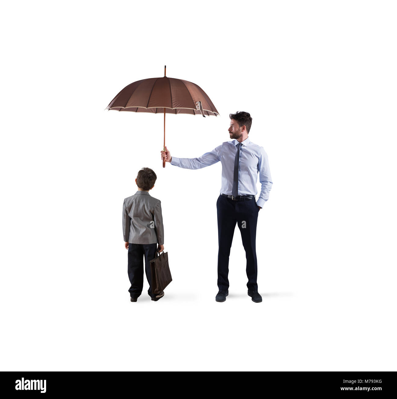 Imprenditore con ombrello che proteggono un bambino. Concetto di economia giovani e protezione di avvio Foto Stock