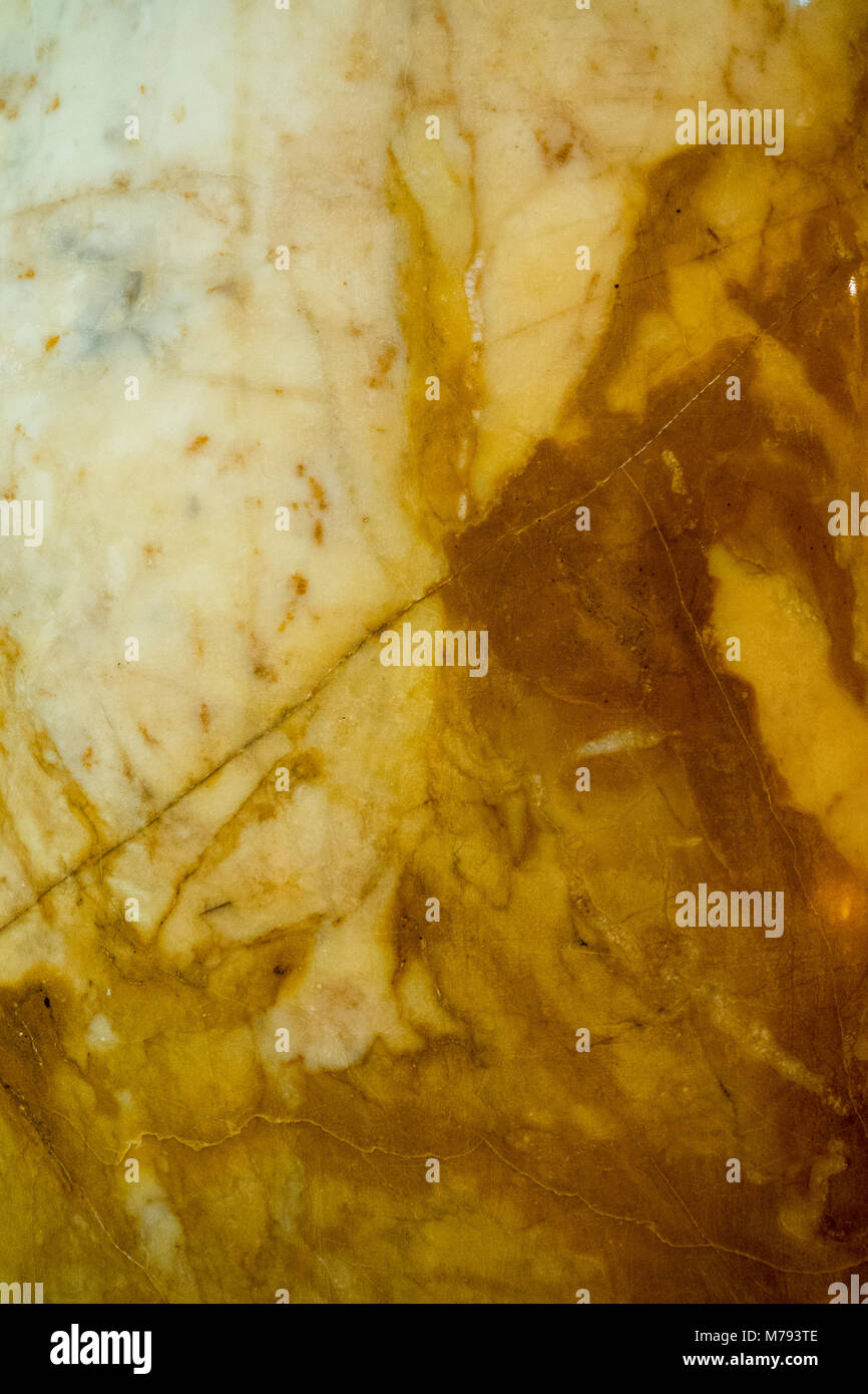 Caratteristiche volute e le vene di un marmo colorato colonna. Foto Stock