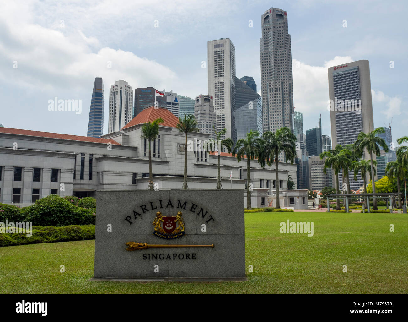 La Casa del Parlamento di Singapore e la skyline di grattacieli del centro cittadino di Singapore. Foto Stock