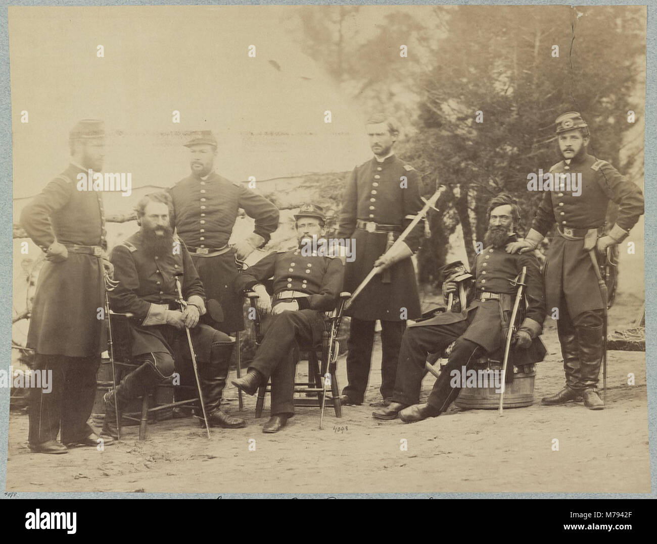 Questa fotografia storica raffigura il maggiore generale J. J. Peck con il suo staff. Il maggiore generale Peck fu una figura importante nell'esercito degli Stati Uniti durante il XIX secolo, particolarmente noto per il suo servizio durante la guerra civile. Foto Stock