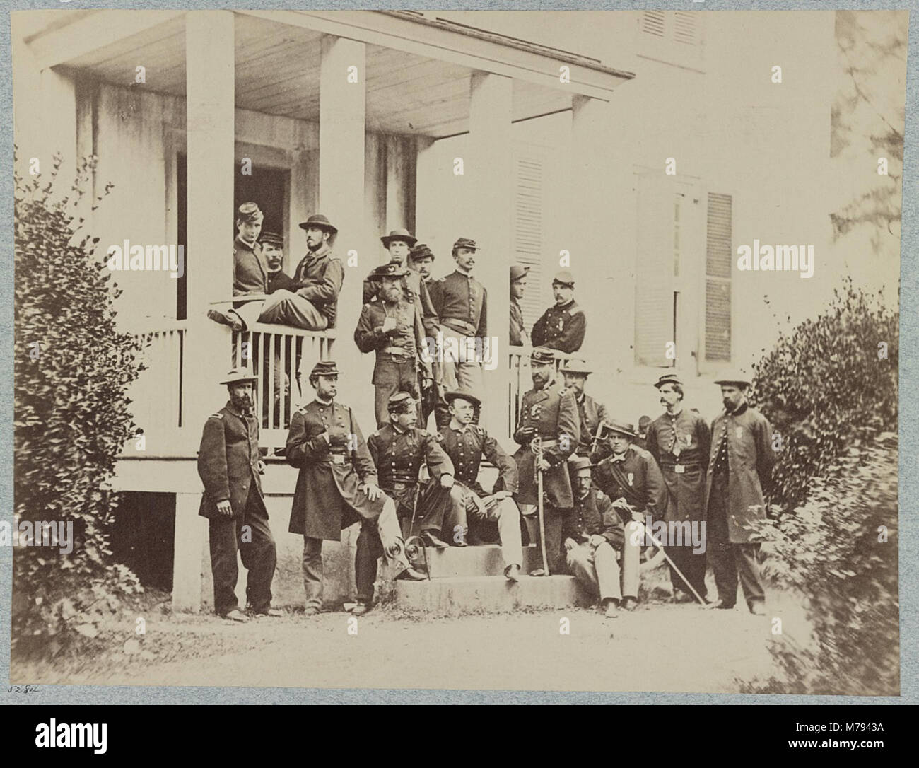 Questa immagine cattura il maggior generale Philip H. Sheridan e il suo staff, figure degne di nota nell'esercito americano durante la guerra civile americana e le sue conseguenze, simboleggiando la leadership e la strategia militare nel XIX secolo. Foto Stock