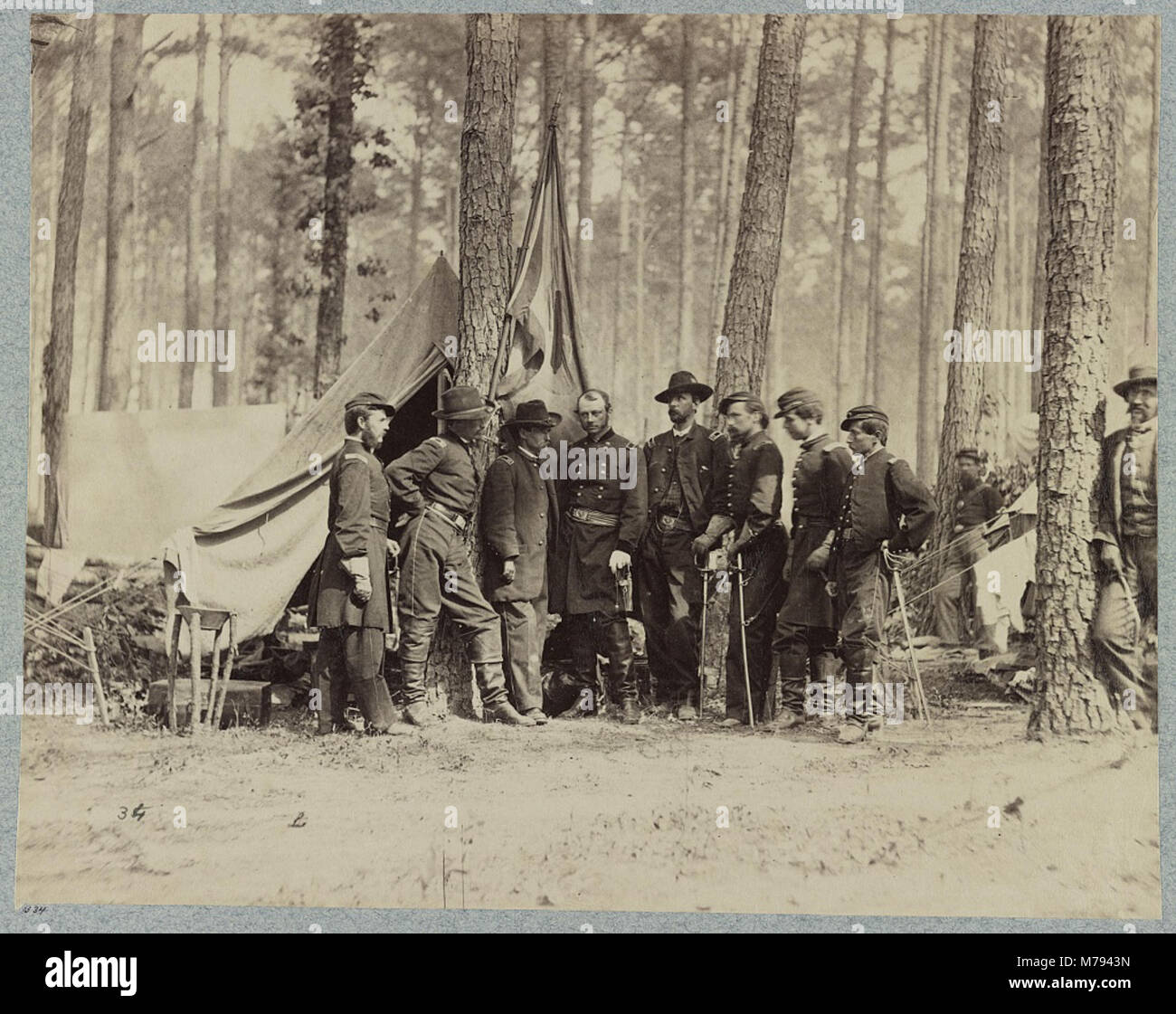 Una fotografia del maggiore generale R.B. Potter con il suo staff, che documenta un momento nella storia militare, evidenziando la leadership e la pianificazione strategica durante il suo servizio. Foto Stock