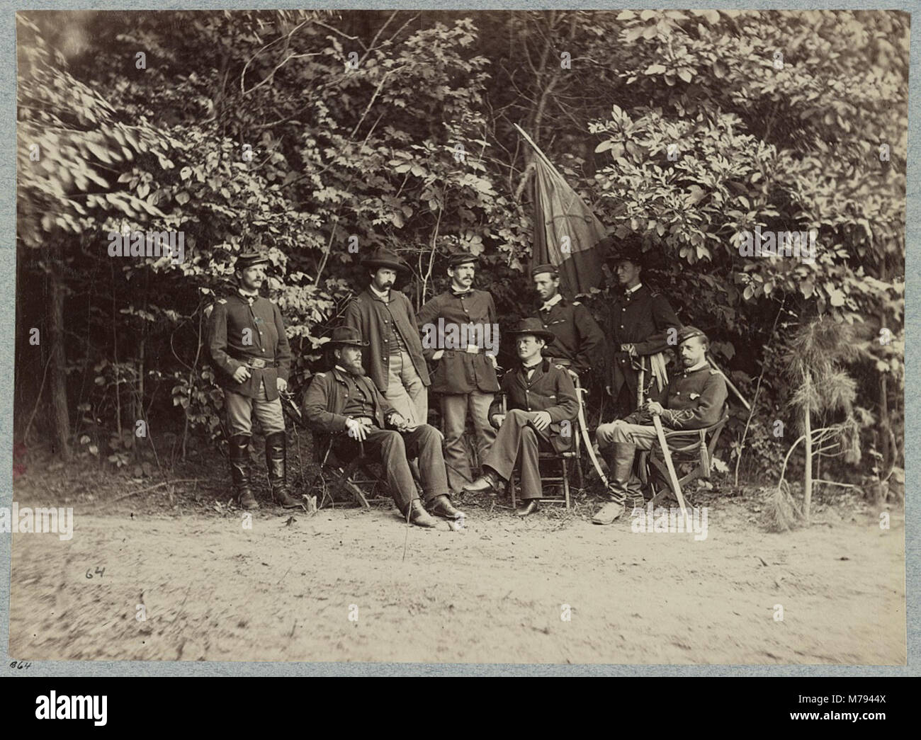 Il maggiore generale Wesley Merritt, una figura chiave nell'esercito americano durante la guerra civile, viene mostrato con il suo staff. Questa immagine riflette il suo ruolo di leadership nell'esercito dell'Unione e la sua influenza strategica durante la guerra. Foto Stock