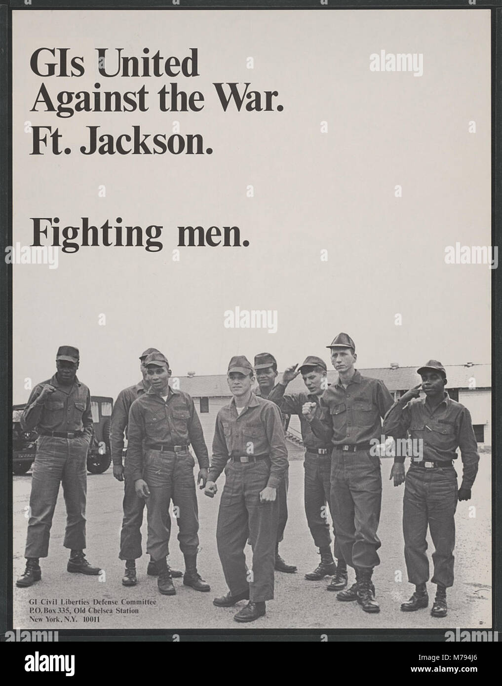 Una fotografia che mostra il GIS degli Stati Uniti a Fort Jackson durante una dimostrazione contro la guerra. L'immagine ritrae i soldati uniti nella loro posizione sulla guerra, riflettendo un momento storico nell'attivismo militare e sociale. Foto Stock