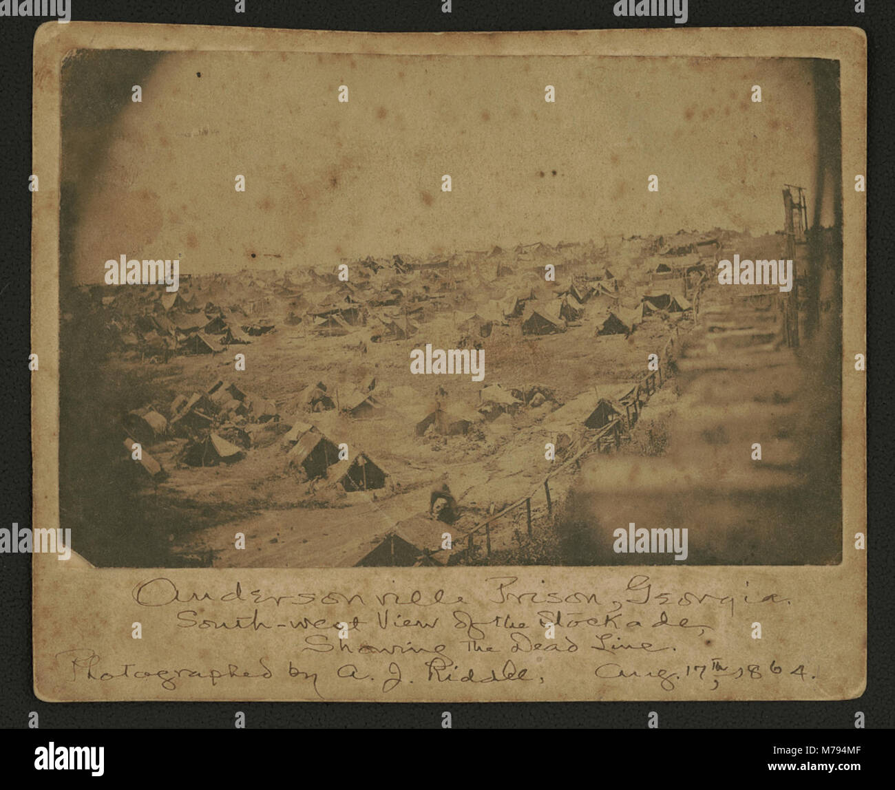 Questa fotografia della prigione di Andersonville in Georgia mostra una vista a sud-ovest della riserva, inclusa la "linea morta" che segna il confine. Cattura le dure condizioni affrontate dai prigionieri durante la guerra civile. Foto Stock