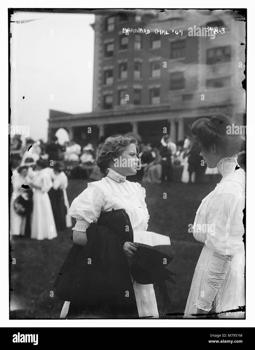 The Barnard Girls of 1907 è un'immagine che raffigura un gruppo di donne, che mostra la cultura sociale ed educativa dei primi anni del XX secolo al Barnard College, un'importante istituzione femminile. Foto Stock