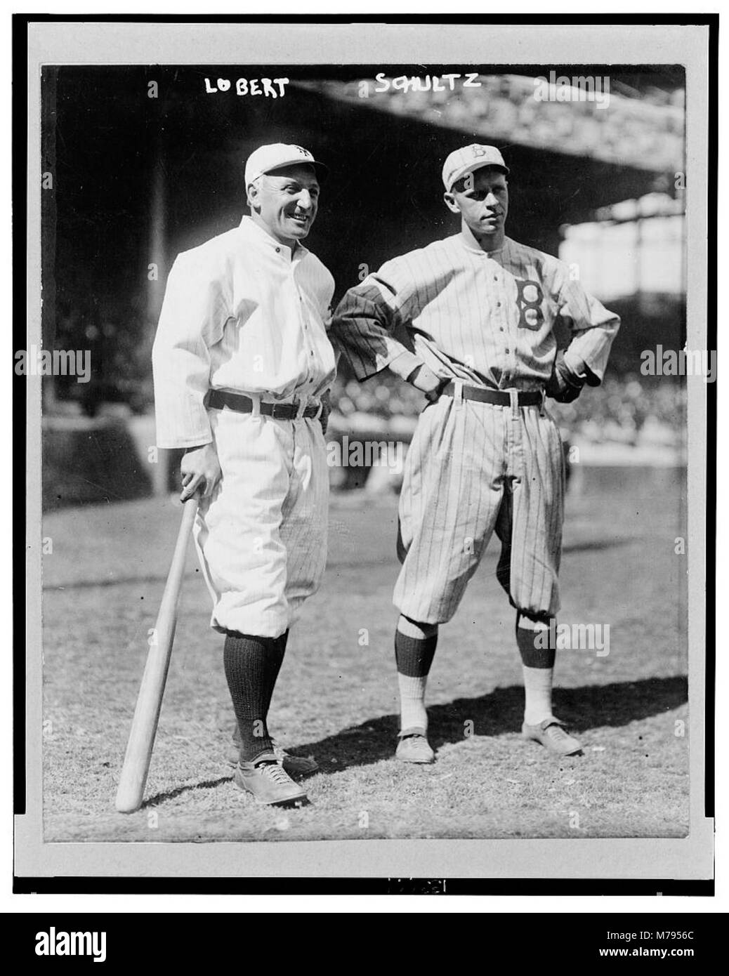 Immagine dei giocatori di baseball Hans Lobert dei New York Giants e Joe Schultz Sr. Dei Brooklyn Dodgers in piedi insieme. Entrambi i giocatori vengono catturati a tutta lunghezza, riflettendo lo stile del baseball dei primi anni del XX secolo. Foto Stock