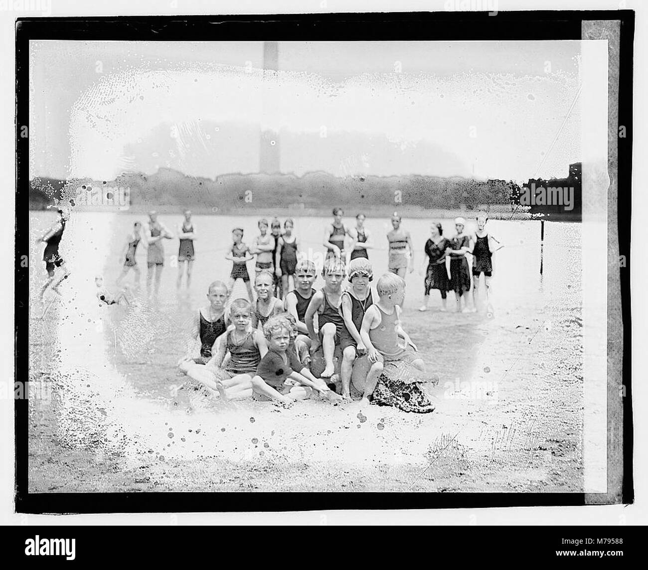 Immagine di una spiaggia balneare con un alligatore, come registrato dalla Biblioteca del Congresso, che cattura l'ambiente naturale e la fauna selvatica. Foto Stock