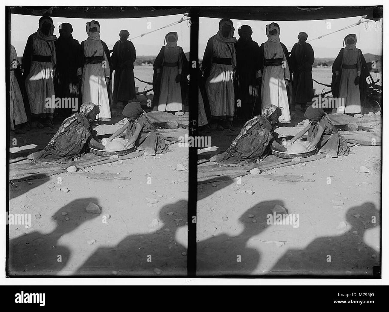 Una fotografia di una serie di nozze beduine che mostra le ragazze che impastano l'impasto come parte dei preparativi tradizionali per il matrimonio. Foto Stock