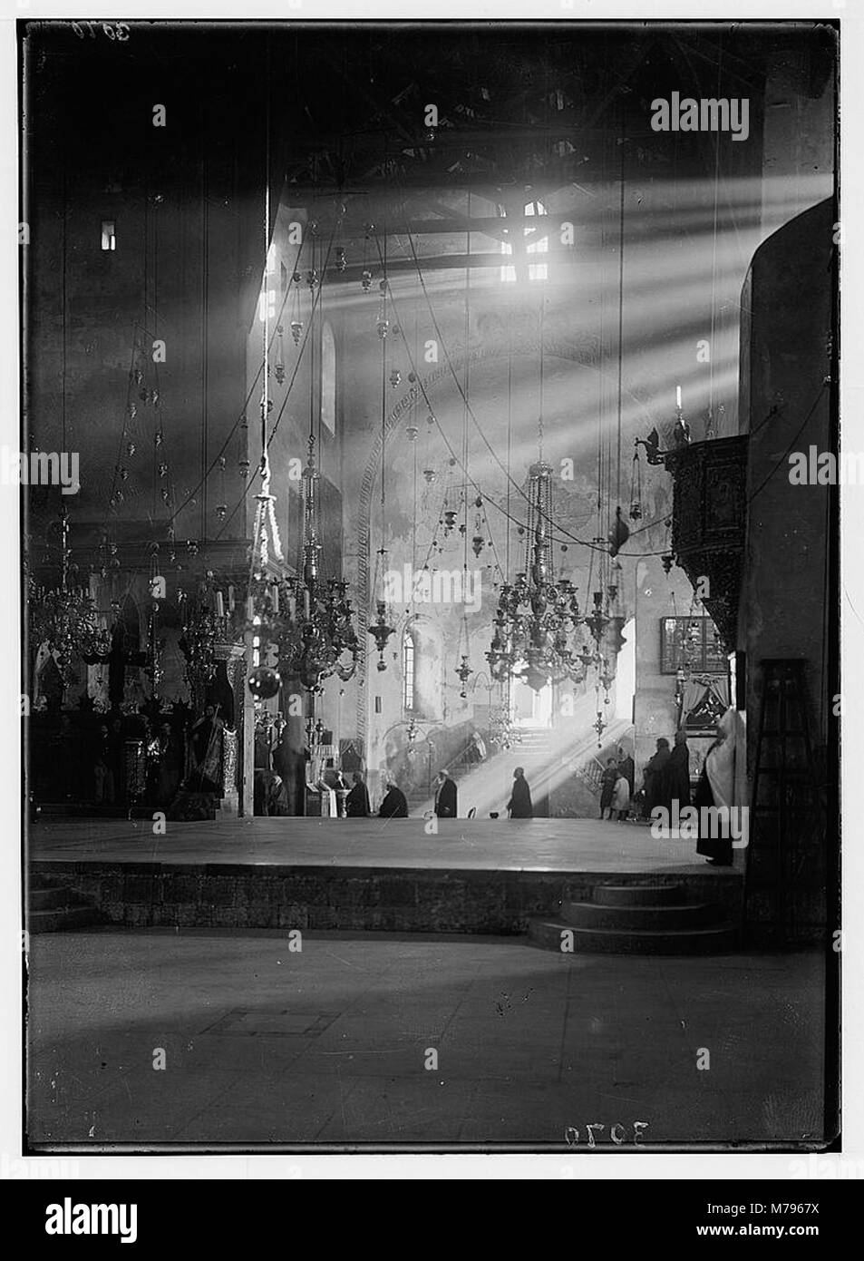Betlemme e dintorni. Betlemme, la Basilica (Chiesa della Natività). Le absidi illuminato con alberi di luce del sole LOC matpc.02618 Foto Stock