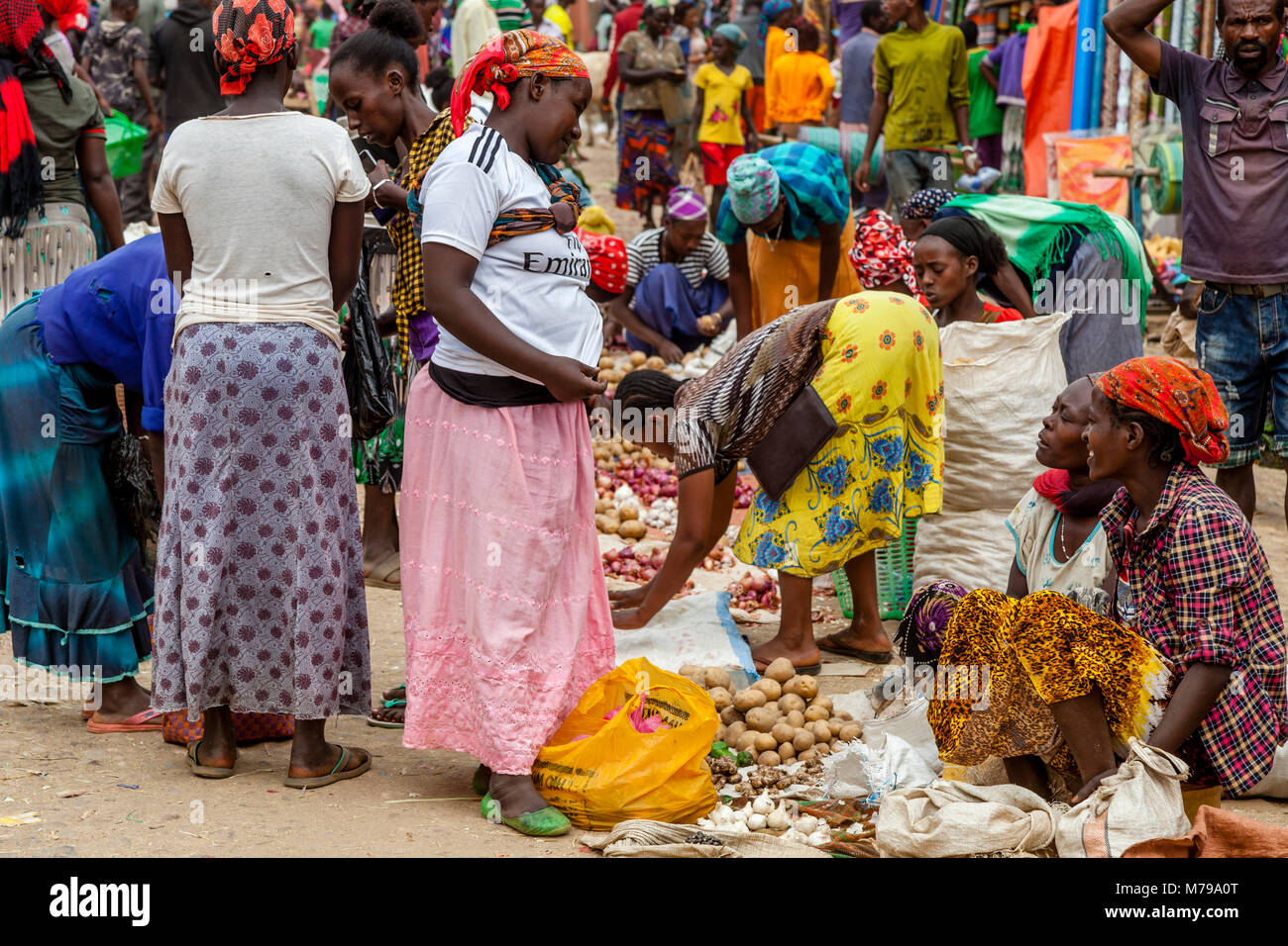 Donne locali Acquisto e vendita di verdure al mercato settimanale Jinka, Valle dell'Omo, Etiopia Foto Stock