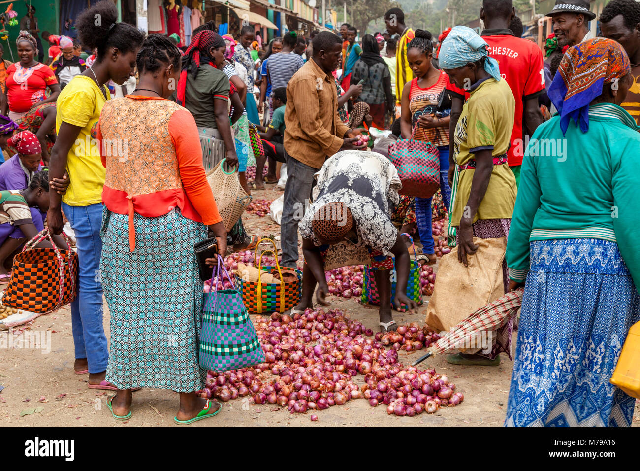 Donne locali Acquisto e vendita di verdure al mercato settimanale Jinka, Valle dell'Omo, Etiopia Foto Stock