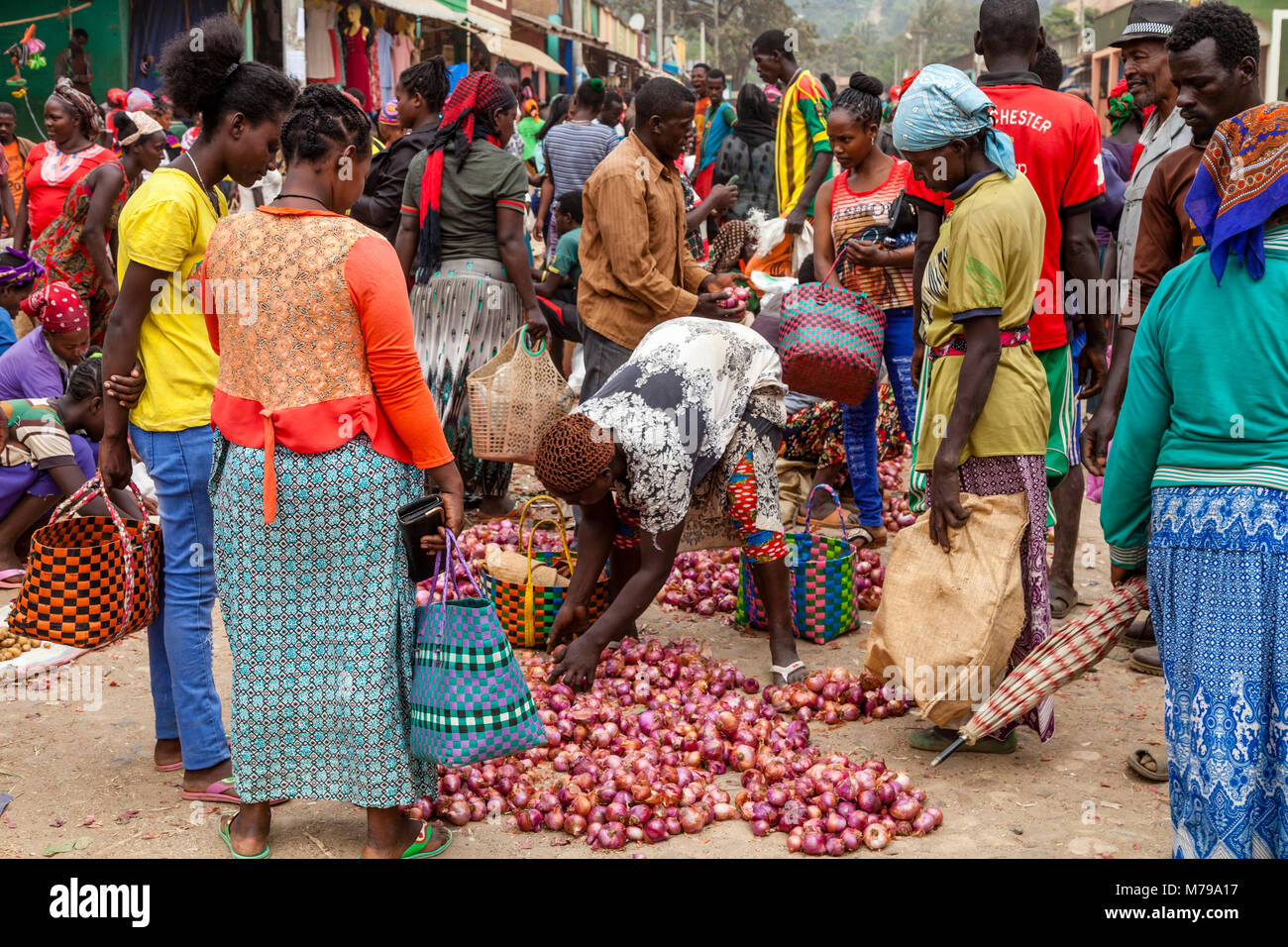 Donne locali Acquisto e vendita di verdure al mercato settimanale Jinka, Valle dell'Omo, Etiopia Foto Stock