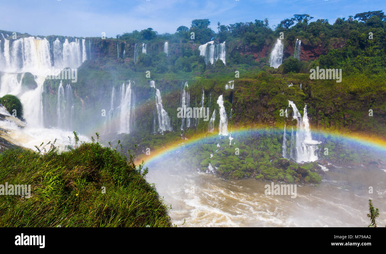 Più grandi cascate Cataratas del Iguazu sul Fiume Iguazu, Parco Nazionale di Iguazu, Parana, Brasile Foto Stock