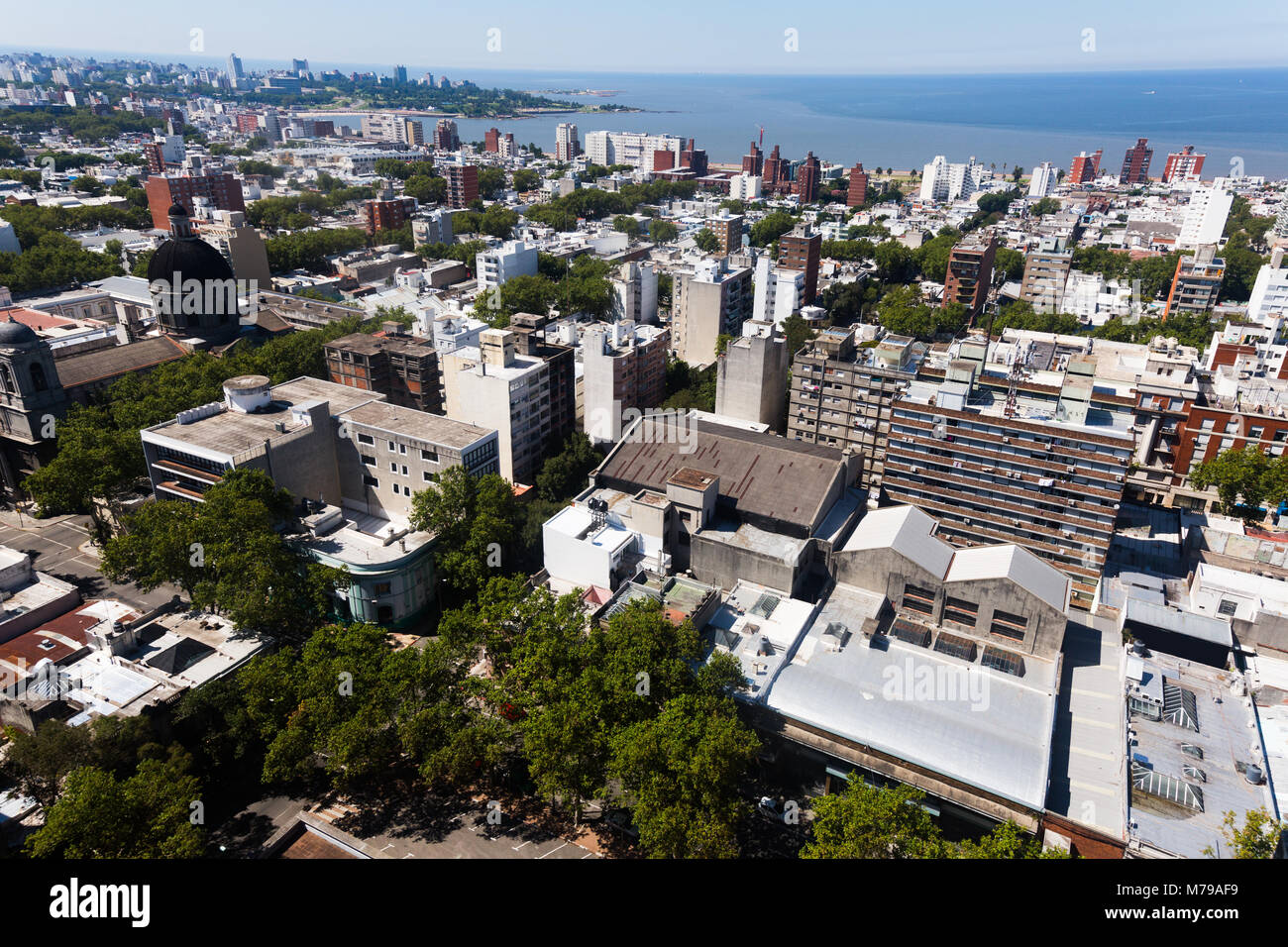 Vista panoramica di edifici e strade della capitale dell'Uruguay Montevideo. Uruguay, Sud America Foto Stock