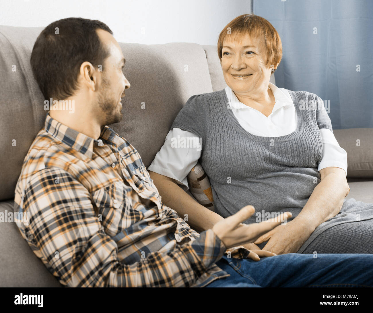 Coppia madre e figlio adulto felice di trascorrere del tempo insieme a casa Foto Stock