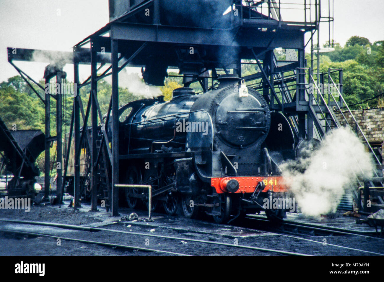 Immagine presa di un treno a vapore numero 30841C o SR 841 in corrispondenza di una stazione di raffreddamento su conserve di via di proprietà del North York Moors Railway negli anni novanta Foto Stock