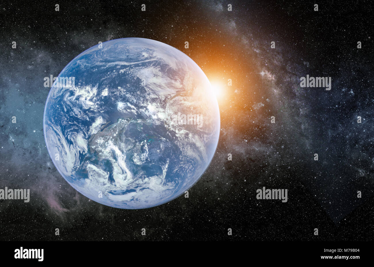 Paesaggio con Via Lattea. Sunrise e la Terra vista dallo spazio con la Via Lattea. (Elementi di questa immagine fornita da NASA) Foto Stock