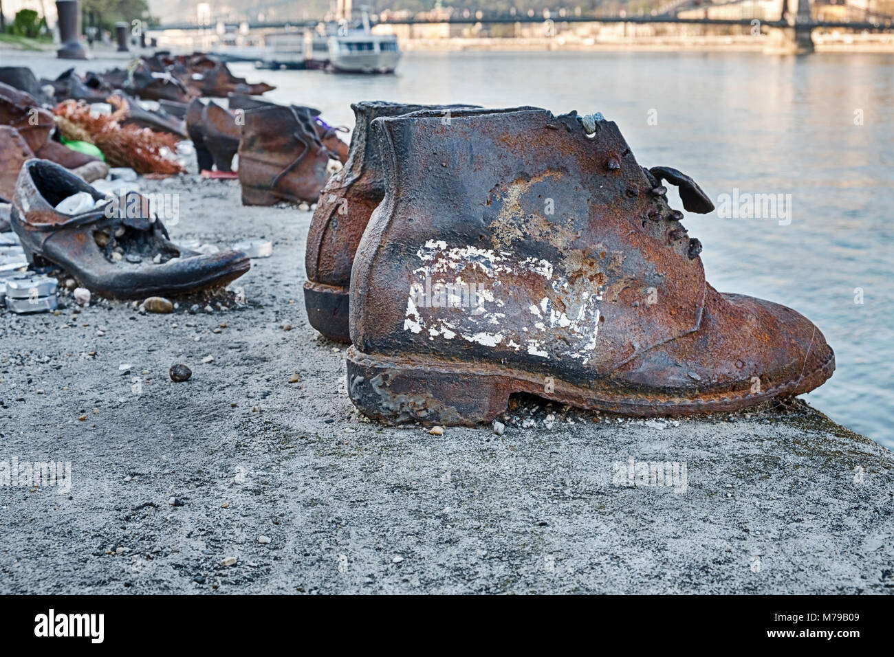 BUDAPEST, Ungheria - 31 Marzo 2017: due scarponi arrugginito sono parte del memoriale per le scarpe sul Danubio. Il memorial è stato creato da può Togay e Gy Foto Stock
