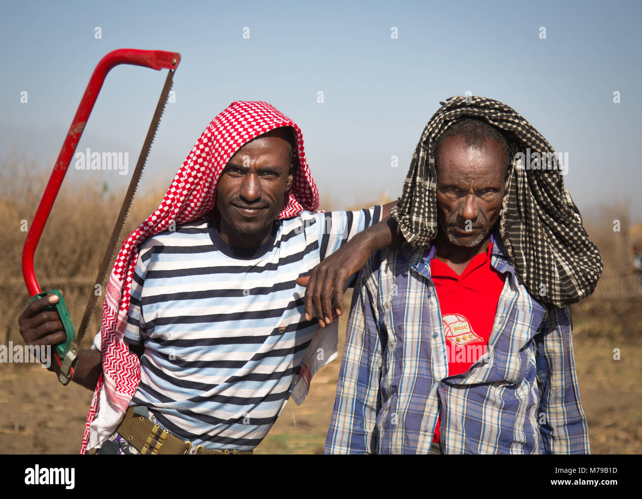 Lavoratori Oromo colpendo una posa con il loro visto, Amhara Region, Artuma, Etiopia Foto Stock