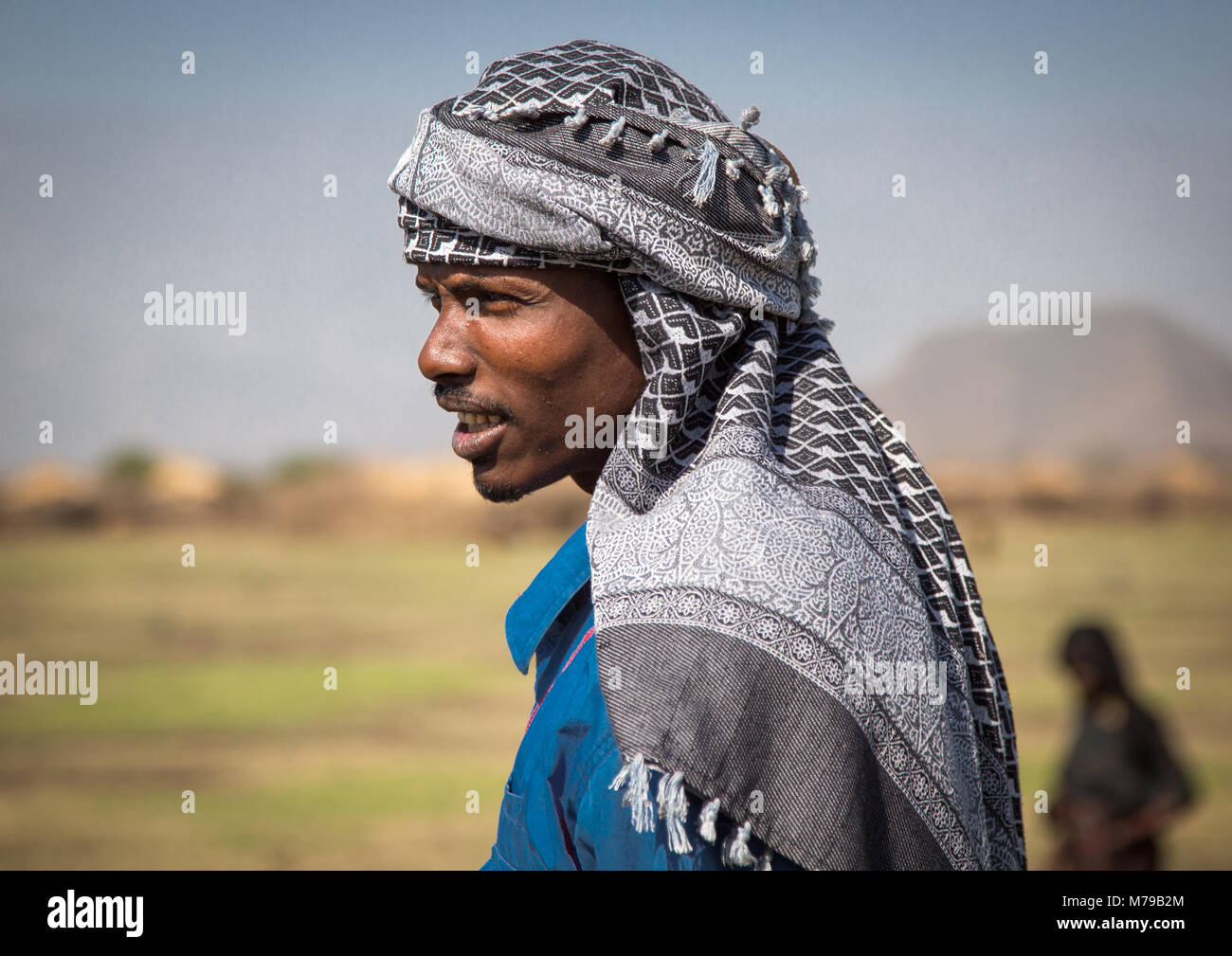 Gli uomini di Oromo con un velo di fronte al suo villaggio, Amhara Region, Artuma, Etiopia Foto Stock