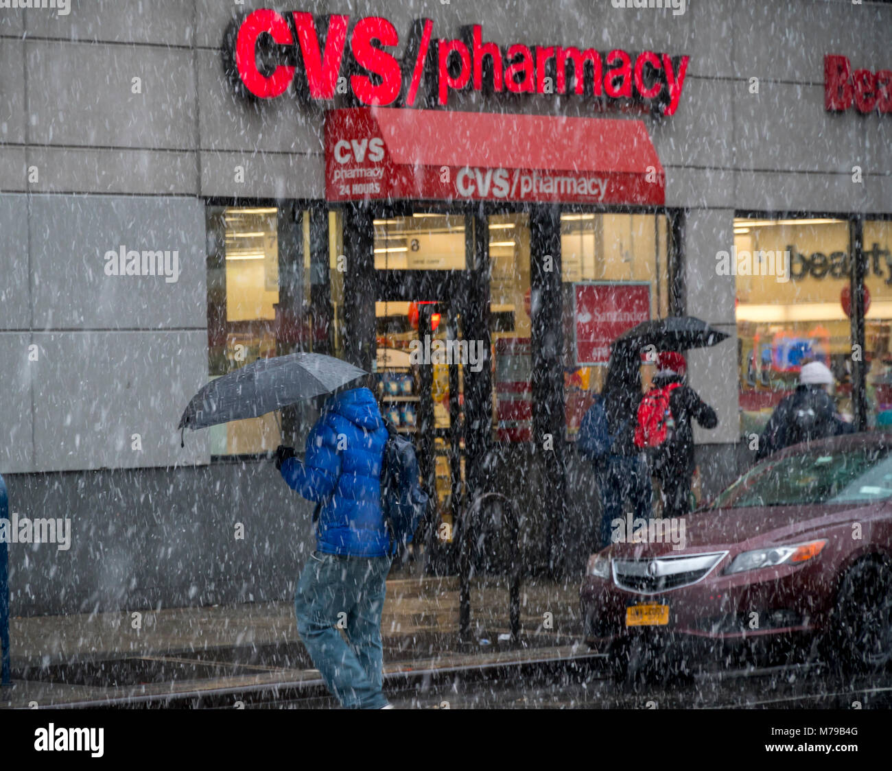 Un negozio nel CVS farmacia salute catena in New York Domenica, 21 gennaio 2018 si è visto durante un inverno 'snowpocalypse'. CVS la salute della acquisizione di Aetna Corp. colpisce il suo legame rating come farmacia catena è l'acquisizione di 40 miliardi di dollari in nuovi debiti. (Â© Richard B. Levine) Foto Stock