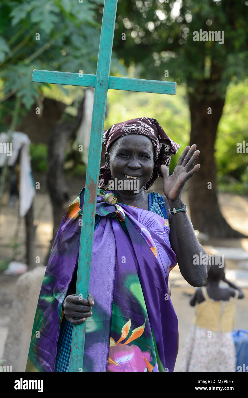 Etiopia, Gambela, regione Itang, Nuer donna con la croce sul suo modo di chiesa protestante / AETHIOPIEN, Gambela, Regione Itang, Dorf Braziel der Ethnie NUER, Frau mit Kreuz uf dem Weg zur Kirche Foto Stock