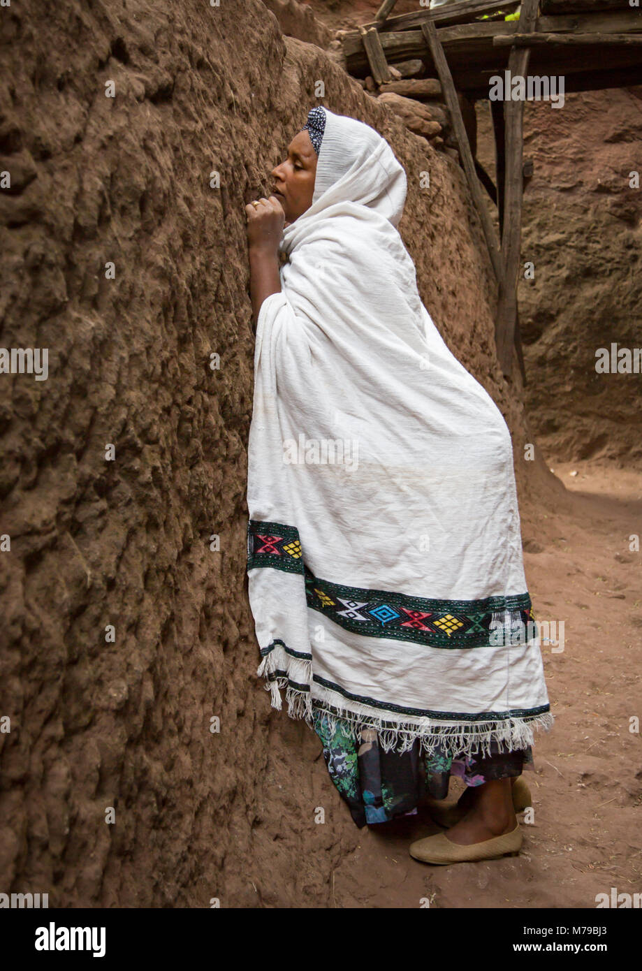 Donna che prega durante Kidane Mehret celebrazione ortodossa (st Mary cerimonia, il coperchio della misericordia), Amhara Region, Lalibela, Etiopia Foto Stock