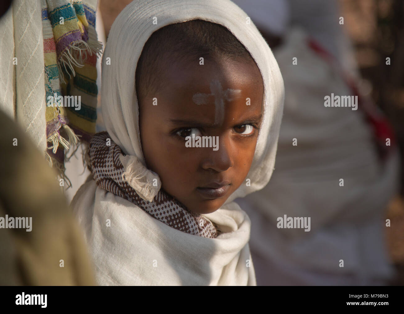 Piccola ragazza etiope con un segno di croce sulla fronte durante Kidane Mehret celebrazione ortodossa (st Mary cerimonia, il coperchio della misericordia), Amhara regi Foto Stock