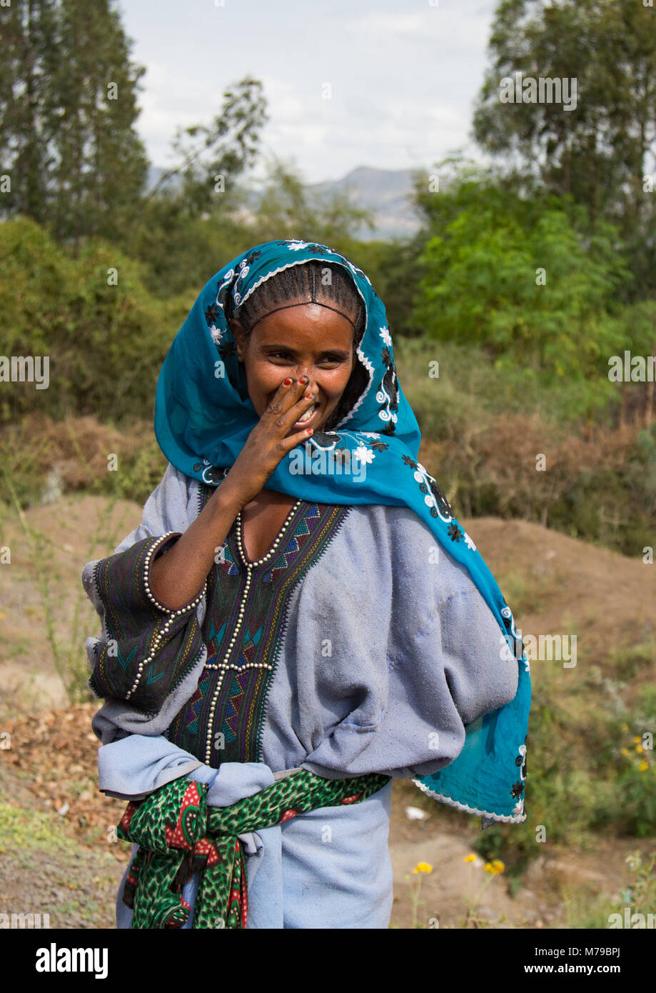 Raya tribù donna con sciarpa colorata, Semien wollo zona, Woldia, Etiopia Foto Stock
