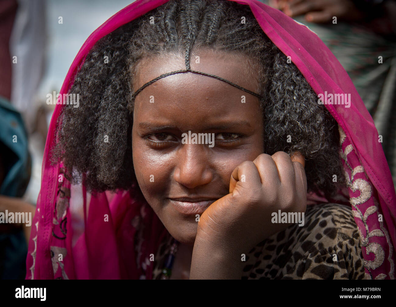 Raya tribù donna con una bella acconciatura e capelli ricci, Semien wollo zona, Woldia, Etiopia Foto Stock