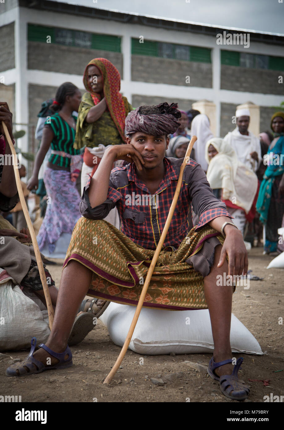 Ragazzo etiope in attesa presso un centro di distribuzione di aiuti alimentari tra alamata e hujira, Semien wollo zona, Woldia, Etiopia Foto Stock