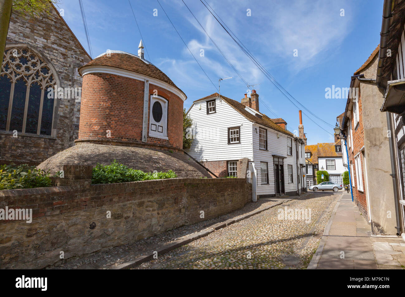 Storico di mattoni 1736 water tower nel Sagrato della Chiesa Parrocchiale di St Mary Church Square, segala, East Sussex, Regno Unito Foto Stock