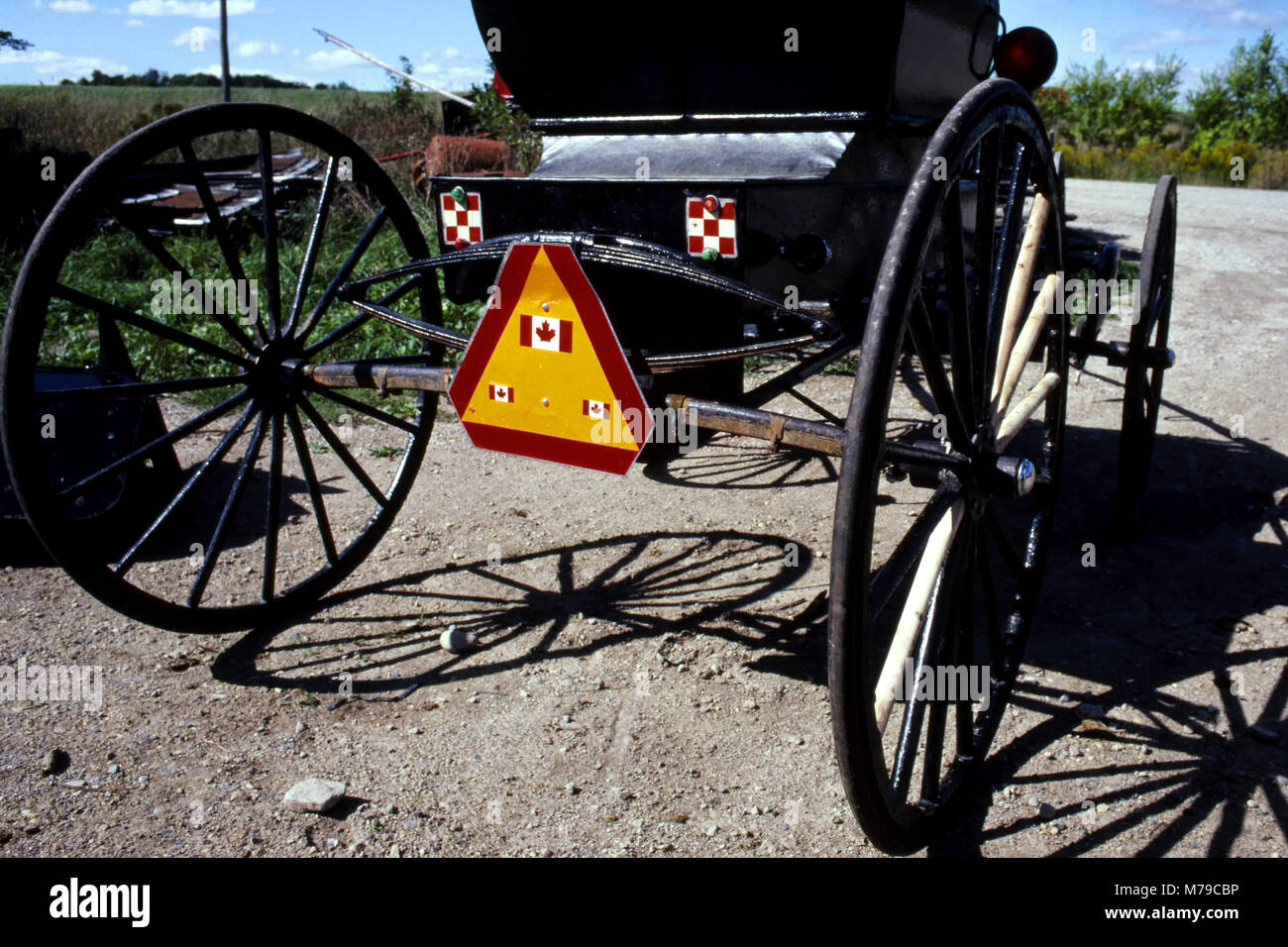 Carrello nero Mennonite vecchio ordine con cartello di attenzione a movimento lento. Elmira, Ontario, Canada Foto Stock