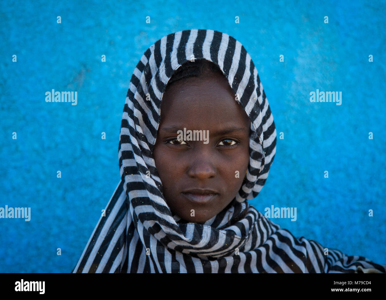 Ritratto di un etnia afar ragazza con un velo, regione di Afar, Semera, Etiopia Foto Stock