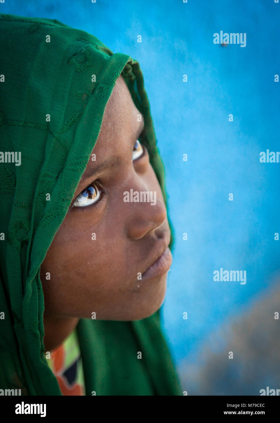 Ritratto di un etnia afar ragazza con un velo, regione di Afar, Semera, Etiopia Foto Stock