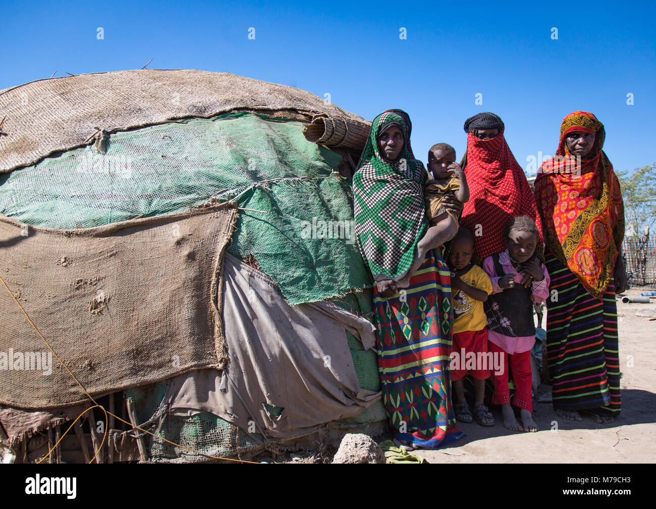 Diverse generazioni di etnia afar donne davanti alla loro capanna, regione di Afar, Semera, Etiopia Foto Stock
