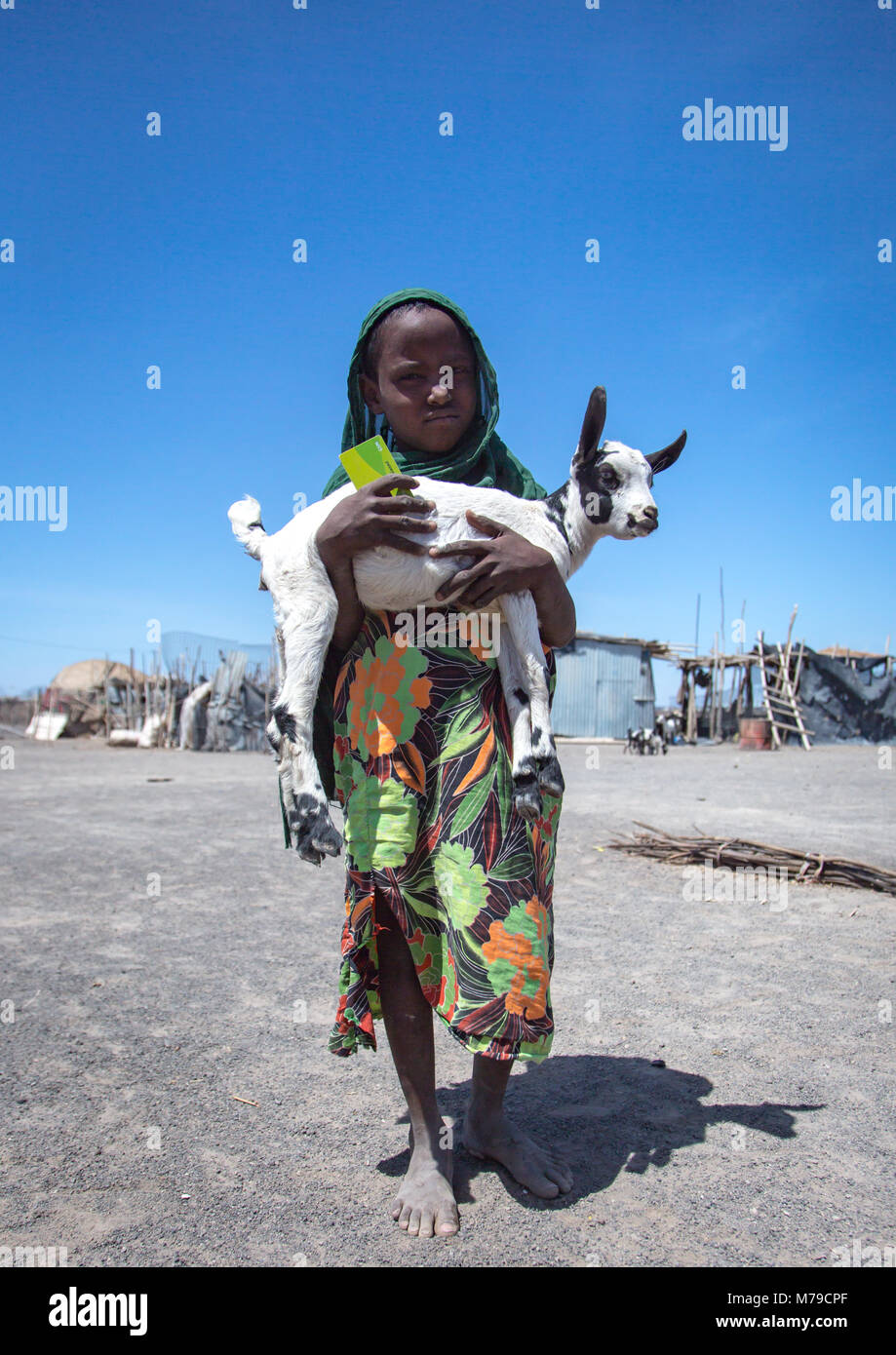 Etnia Afar ragazza con la sua capra, regione di Afar, Semera, Etiopia Foto Stock